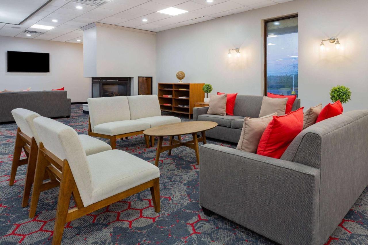 Ramada By Wyndham Hartford North - Bradley Airport Hotel Windsor Locks Exterior foto